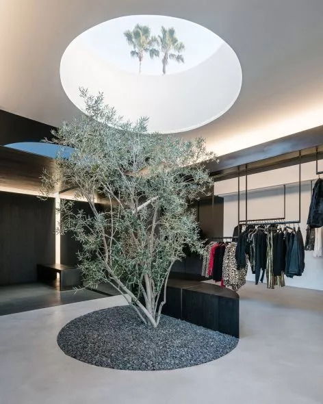 在極簡主義服裝店中，為心靈尋覓冥想空間